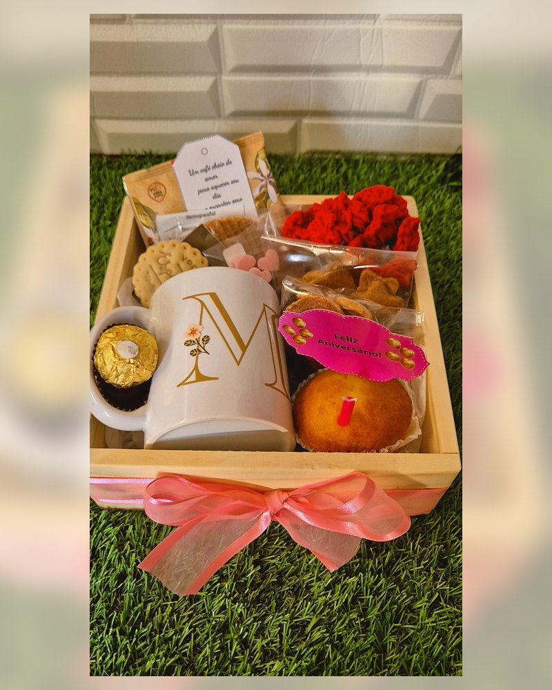 Caixa presente personalizada com caneca, flores, doces e frutas