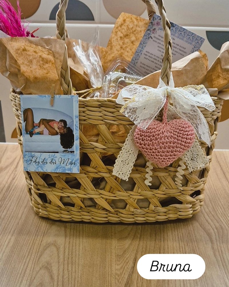 Cesta personalizada com laço, doces e detalhes de presente