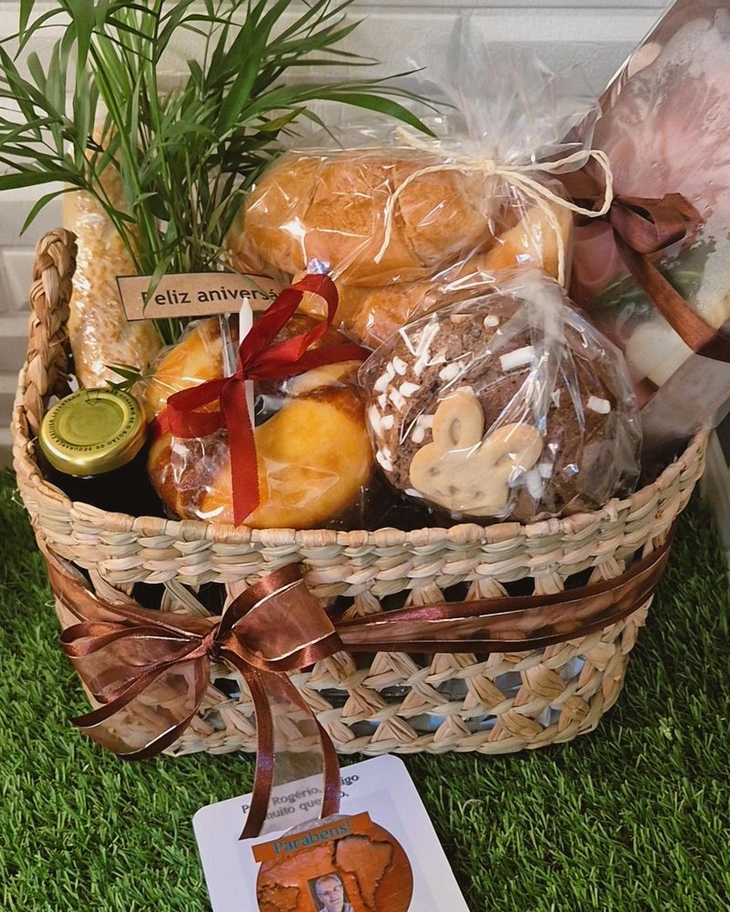 Cesta artesanal com produtos de café da manhã e acabamento natural