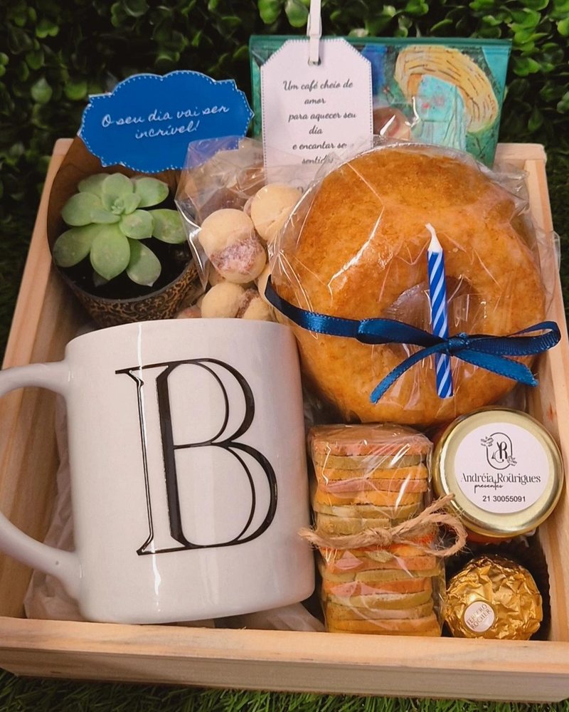 Cesta na bandeja com caneca, croissant, doces e personalização